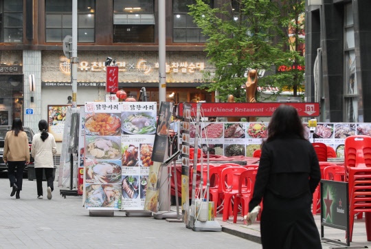 지난 10일 점심시간 서울 중구 명동 식당가 모습. 연합뉴스.